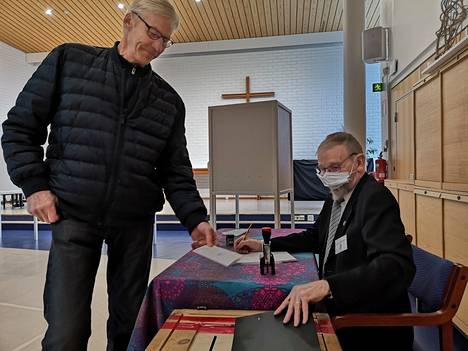 Tauno Ryömä äänesti sunnuntaina Vammalan seurakuntatalossa ja vaalitoimitsija Seppo Laaksonen avasi hänelle uurnaa.