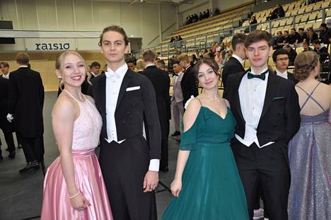 Essi Tuokko (vas.) ja Alvin Peltokangas sekä Liina Flinkman ja Otto Tursas saivat kunnian aloittaa tämän vuoden vanhojen tanssit Kerttulassa. 