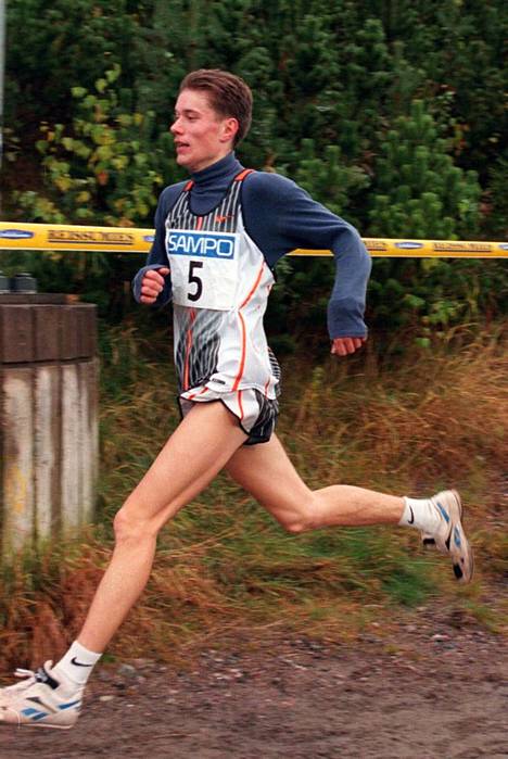 Kuhmoisten Kumua edustanut Turo Inkiläinen tehtaili kovia aikoja kestävyysjuoksussa. Tässä matkalla kohti 19-vuotiaiden SM-maastojuoksukisan voittoa Lahdessa 1998.