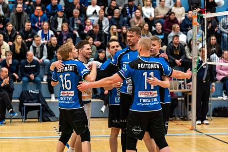 Lempäälän Lempo-Volley on saanut juhlia tällä kaudella monta kertaa Hakkarin kotiyleisön edessä. 1-sarjan mestaruus ratkeaa tulevana viikonloppuna, ja Lempo tavoittelee tuekseen Hakkarin yleisöennätystä. 