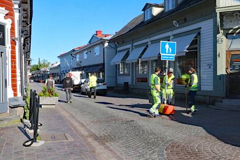 Kävelykatumerkkejä asennettiin perjantaina aamulla Rauman Kuninkaankadulle. 