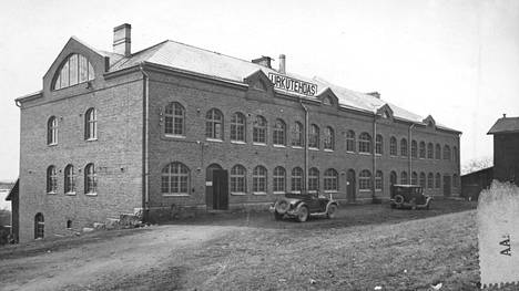 Kangasalan urkutehtaan tiilinen tehdasrakennus valmistui vuonna 1905, kun vanha urkutehdas oli tuhoutunut palossa. Kuva on otettu 1920-luvun lopulla tai 1930-luvun alussa.