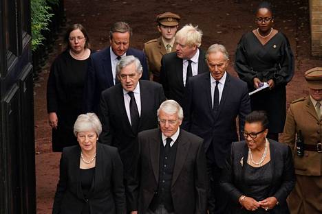 Tilaisuudessa oli läsnä kuusi Britannian entistä pääministeriä: Theresa May (vas. alhaalla), John Major, Gordon Brown, Tony Blair, David Cameron ja Boris Johnson.