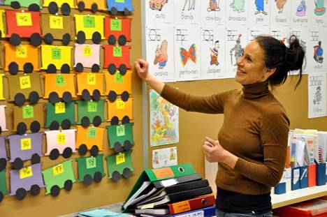 Satataulu eli seinä, jossa on näkyvissä numerot yhdestä sataan, auttaa oppilaita matematiikan tehtävissä. Rymättylän koulun erityisopettaja Elina Rautasuo keskittyykin oppimisvaikeuksissa kolmeen aineeseen: matematiikkaan, äidinkieleen ja englantiin.
