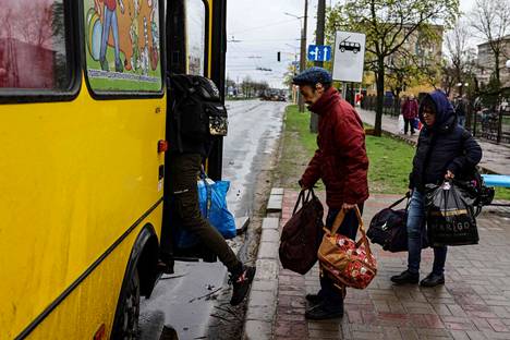 Ihmisiä nousemassa bussiin, joka lähtee Severodonetskista Itä-Ukrainan Donbassin alueelta. Kuva otettu 13.4.2022.