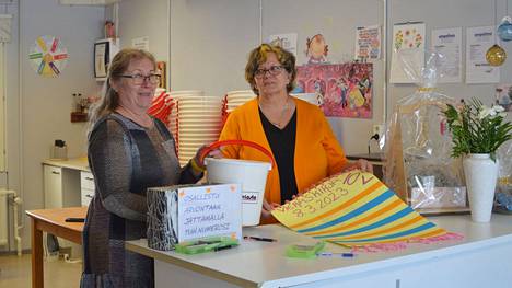 Juhlapäivän järjestelyistä vastasivat myymälällä työvalmentajat Anne Koivu ja Tuula Mustajärvi.