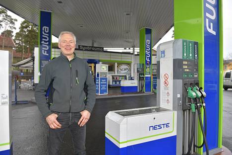 Neste Kiikolan yrittäjä Saku Kiikola sanoo, että polttoaineiden sisäänostohinnat ovat tasaisessa kasvussa. Isoja hinnanmuutoksia ne eivät kuitenkaan yksistään selitä. Arkistokuva: Juha Sinisalo
