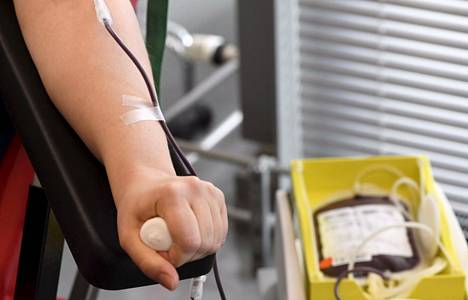 Plasmalääkkeisiin tarvittavista verenluovuttajista on pulaa.