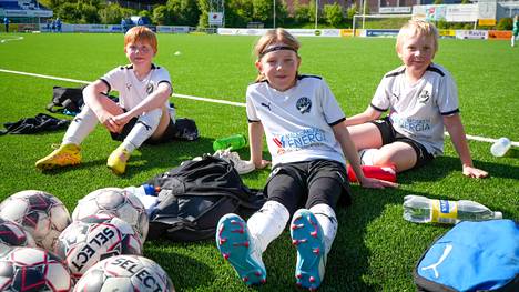 Viljami Puurunen, Simeon Teräsahde ja Eetu Hakala pelaavat jalkapalloa melkein joka päivä ja tapaavat harjoitusten merkeissä kolmesti viikossa.