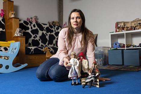 Maryna Sokolenkolla on valtava kokoelma Barbie-nukkeja kotonaan Harkovassa. Kolme nukkea hän otti mukaansa pakomatkalle Tampereelle. Kuva on otettu Tampereen Ukraina-talossa.