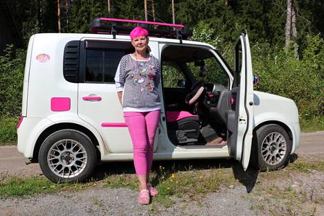 Tiina Immilä-Karlsson on ristinyt autonsa Prinsessaksi. Nissan Cube on Japanin markkinoilla myytävä Nissanin valmistama pieni tila-auto, joita Suomessa on reilut kolmisenkymmentä. Omistajilla on yhteinen WhatsApp-ryhmä, jossa he jakavat kokemuksia.