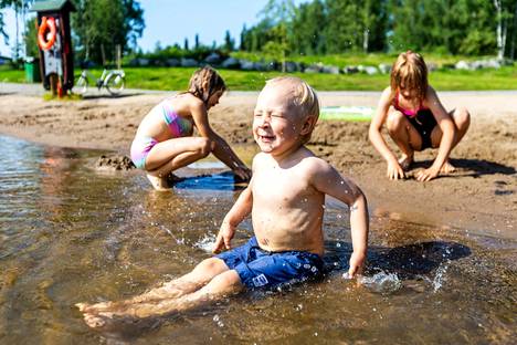 Nyt kelpaa! Arttu Tuominen, 3, otti ilon irti veden roiskuttamisesta Valkeakosken Kirjaslammen uimarannalla.