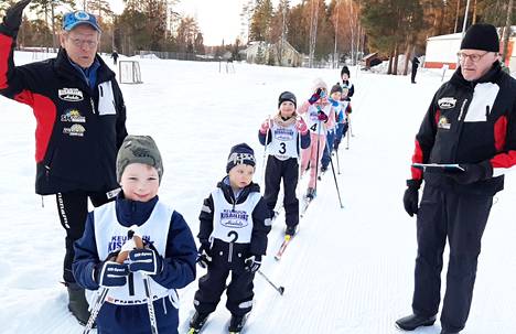 Talven viimeiset nappulahiihdot kisailtiin jäähallin kentällä tiistaina. Veikko Ahonen ja Lasse Myllyaho lähettäjinä. Lähtövuorossa Pyry Tuomaala (1).
