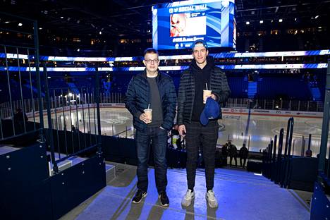Toni Matiskainen (vas.) oli innoissaan NHL:n saapumisesta Tampereelle. Niko Mustakallio ihasteli Nokia-areenaa.