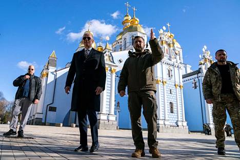 Presidentit Kiovassa Pyhän Mikaelin katedraalin vieressä aamupäivällä 20. helmikuuta.