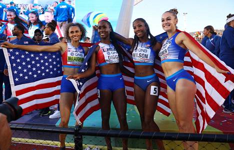 Talitha Diggs (vasemmalla), Abby Steiner, Britton Wilson ja Sydney McLaughlin juhlivat Yhdysvaltojen pitkän viestin MM-kultaa.
