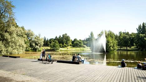 Tampereen Sorsapuistossa paistateltiin hellepäivää 20. heinäkuuta 2022. Tälle kesälle saadaan viimeisimmän ennusteen mukaan vielä lisää helteitä.
