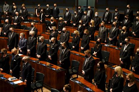 Kansanedustajat kuuntelivat tiistaina puhemies Matti Vanhasen muistopuheen ennen eduskunnan täysistuntoa, jossa vietettiin hiljainen hetki.
