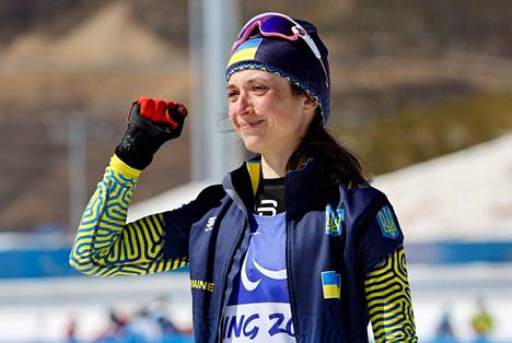 Ukrainan Iryna Bui otti paraolympiakultaa ampumahiihdossa.