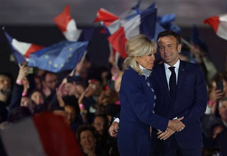 Emmanuel Macron juhli voittoaan yhdessä vaimonsa Brigitte Macronin kanssa.