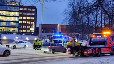 Hatanpään valtatiellä Tampereella sattui onnettomuus tiistaina iltapäivällä.