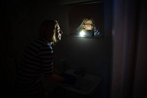 Akaalainen Päivi Peltoniemi työskenteli puhelimen taskulampun valossa siivotessaan tyhjillään olevaa asuntoa uutta asukasta varten. Akaassa ukrainalaiset majoitetaan kaupungin vuokra-asuntoihin.