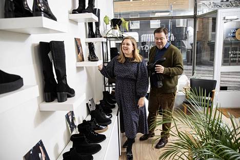 Anu Haalahti ja Mikko Palmroth kipparoivat lähes satavuotiasta perheyritystä, jonka kengät ovat koristaneet maailman tunnetuimpien muotilehtien kansia.