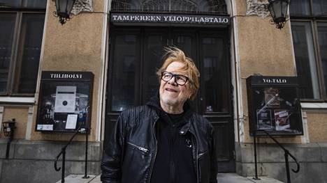 Yksi ensimmäisiä Heikki Silvennoisen soittokeikkapaikkoja oli taustalla näkyvä Tampereen Yo-talo. Muusikkoutta on miehellä plakkarissa jo yli 50 vuotta. 