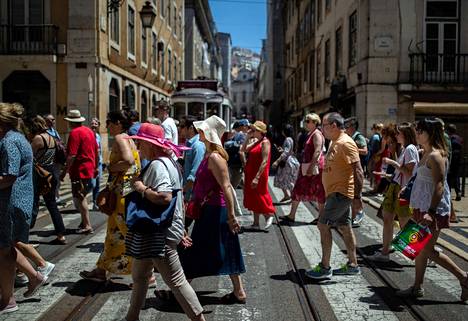 Jalankulkijoita Lissabonissa toukokuun lopussa 2022. 