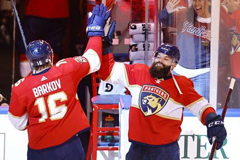 Aleksander Barkov (16) ja Radko Gudas juhlivat Florida Panthersin voittoa Dallas Starsista 14. tammikuuta 2022.