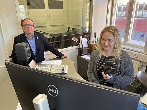 Radio Ramonan toimitusjohtaja Jari Naarmala ja ohjelmapäällikkö Anna Riutta-Salo avaavat syntymäpäivien kunniaksi radion ovet raumalaisille kahden tunnin ajaksi.