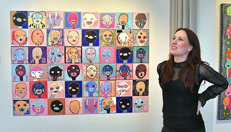 Noora Ylipietin näyttely on saanut vaikutteita poptaiteesta. Rauman taidemuseoon installoidussa näyttelyssä on esillä taiteilijan persoonallisia vampyyrihahmoja.