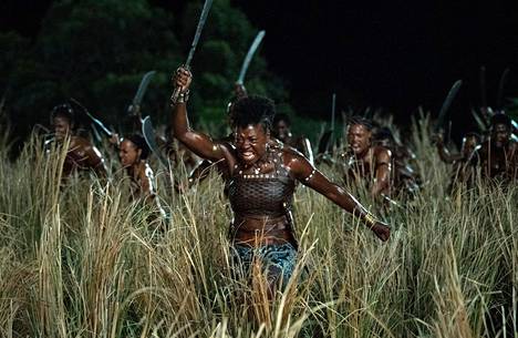 Kenraali Nanisca (Viola Davis) johtaa eliittijoukkoa The Woman King -elokuvassa. 