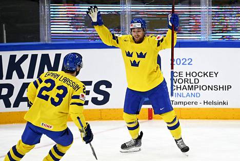 Ruotsin Rasmus Asplund (oikealla) juhli maaliaan Tšekkiä vastaan Oliver Ekman Larssonin kanssa.