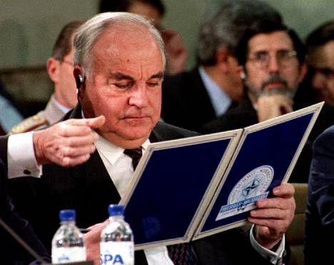 Saksan liittokansleri Helmut Kohl tutki Naton dokumentteja. Natomaat pitivät huippukokouksen Brysselissä tammikkuussa vuonna 1994.