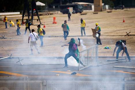 Poliisi ja entisen presidentin kannattajat ovat ottaneet yhteen pääkaupunki Brasíliassa.