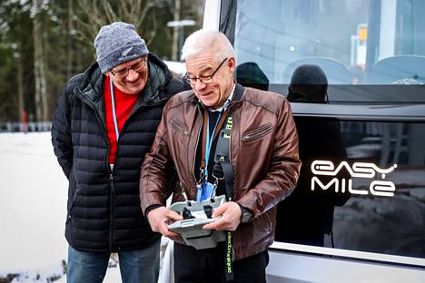 Robottibussien turvakuljettajat Tony Lowe ja Pekka Raukola esittelivät etäkäyttölaitetta, jolla tarvittaessa ohjataan bussia manuaalisesti, jos sen tielle osuu joitain esteitä, kuten lumipenkka.
