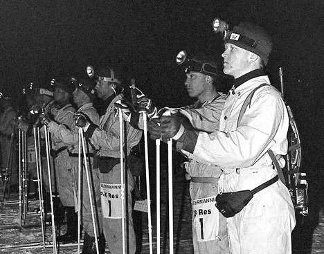 Sotilaat valmistautumassa Oltermannin hiihdon lähtöön Keski-Suomen rykmentissä 1996.