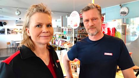 Keuruun Teboil-huoltoaseman yrittäjät Tuija ja Pauli Mehtonen ovat odottavalla kannalla, millaiseksi Teboilia vastaan käynnistynyt boikotti muuttuu.