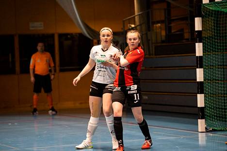 Musan Salamaa kaksi edellistä kautta edustanut Helmiina Luoma kuvattuna Kampuksen Dynamon Alina Niemisen kanssa viime kaudella.