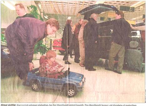 Enni Mansikkamäki ajoi Aamulehden kansikuvassa potku-Volvolla 26. tammikuuta 1997. Kuvan otti Aamulehden kuvaaja Ilkka Laitinen.