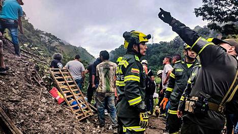 Paikalliset viranomaiset pelastivat maanvyörymän uhreja Kolumbiassa sunnuntaina.