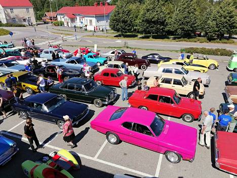 Viime vuonna harrasteautoja kerääntyi yli 100 kappaletta Kiikka Cruising -tapahtumaan.