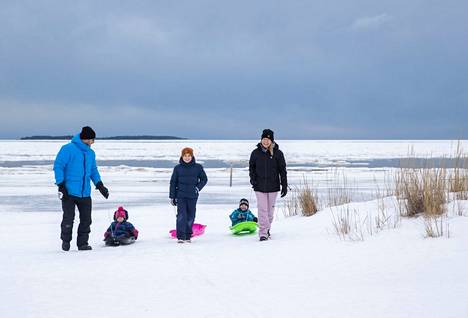 Tuomma ja Milka Saari toivat lapsensa Tilman, Jehkin ja Haltin koko hiihtolomaviikoksi Yyteriin viime vuonna.