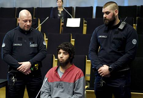 Turun puukottajan Abderrahman Bouananen syytetään purreen ja potkaisseen vartijaa vankilassa. Kuva oikeudenkäynnistä vuonna 2018.