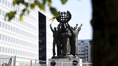 Maailman rauha -patsas Hakaniemessä Helsingissä 22. heinäkuuta 2022. Patsas tullaan siirtämään pois Hakaniemestä pikaraitiotien työmaan takia. Vuonna 1990 paljastettu patsas on lahja Moskovalta Helsingille, ja se on aiheuttanut keskustelua Venäjän hyökättyä Ukrainaan.