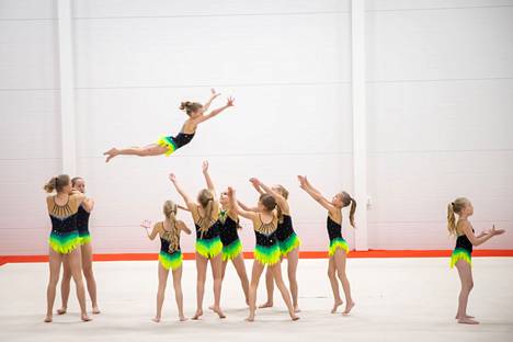 Tampereen voimistelijoiden järjestämissä akrobatiavoimistelun luokkakilpailuissa nähtiin lennokkaita suorituksia vuonna 2021.