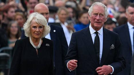 Britannian kuningas Charles ja kuningatarpuoliso Camilla kuvattiin, kun he saapuivat Buckinghamin palatsille perjantaina 9. syyskuuta. Palatsin porteille oli tuotu kukkia edesmenneen kuningatar Elisabetin muistoksi. 