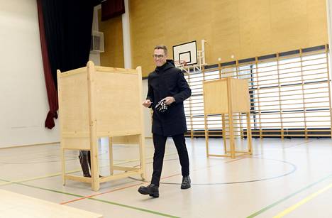 Alexander Stubb (kok.) äänesti sunnuntaina Espoossa.