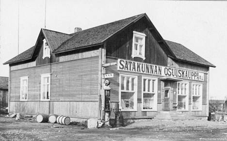 Tämä Helena Tähkäsen vanha valokuva osoittaa, että aikoinaan Satakunnan Osuuskaupalla oli bensapumppu Merikarvialla sijaitsevan myymälänsä nurkalla.